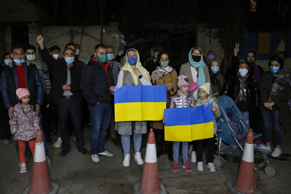 IRAN: Iranere med ukrainske flagg foran Ukrainas ambassade i Teheran i februar.