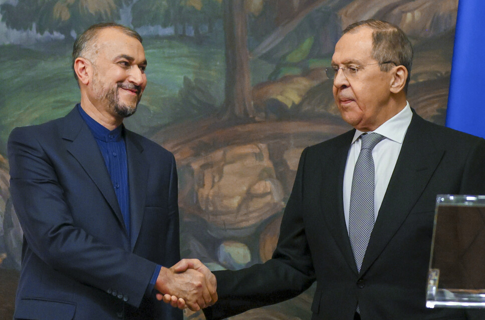 NYE VENNER: Russlands utenriksminister Sergej Lavrov (t.h) og Irans utenriksminister Hossein Amirabdollahian etter en pressekonferanse i Moskva 15. mars i år.