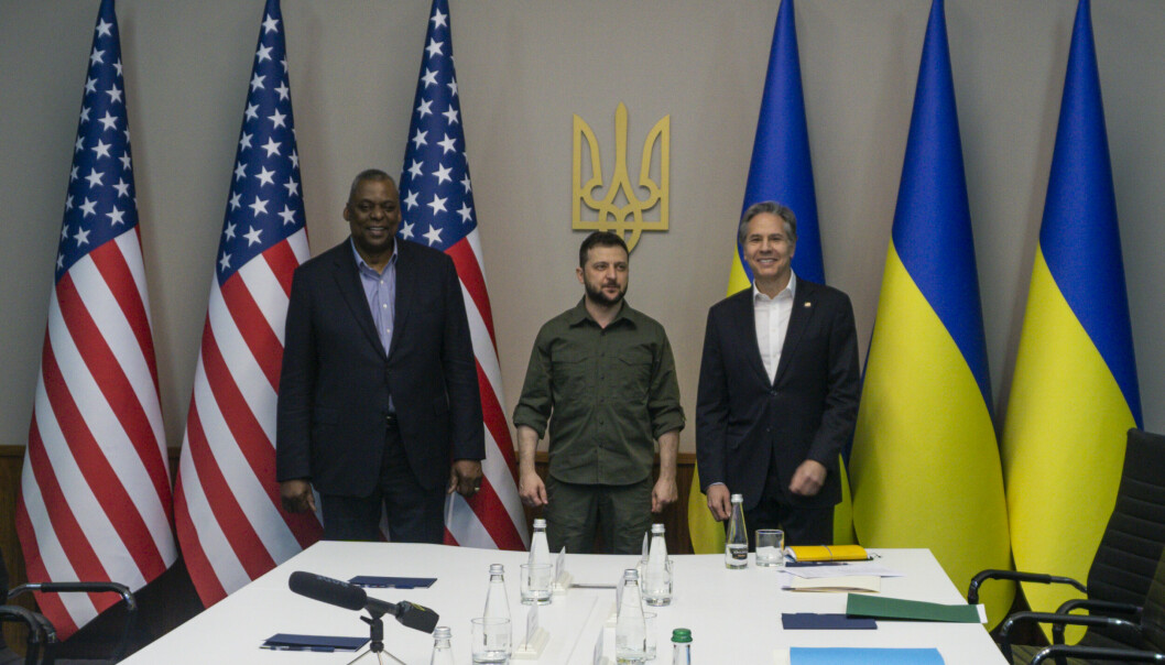 VÅPENHJELP: USAs forsvarsminister Lloyd Austin, Ukrainas president Volodymyr Zelenskyj og USAs utenriksminister Antony Blinken i Kyiv søndag. Nå lover USA mer våpen til Ukraina.
