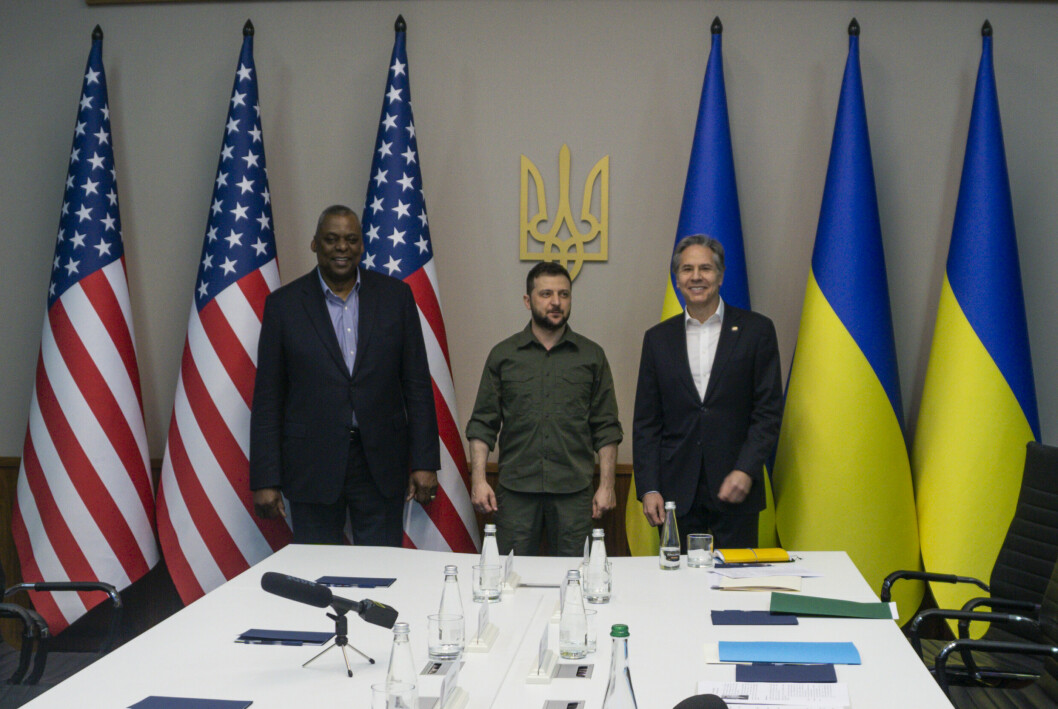 I KYIV: USAs forsvarsminister Lloyd Austin (t.v.), Ukrainas president Volodymyr Zelenskyj (i midten) og USAs utenriksminister Antony Blinken (t.h.). De møttes i Kyiv søndag 24. april.