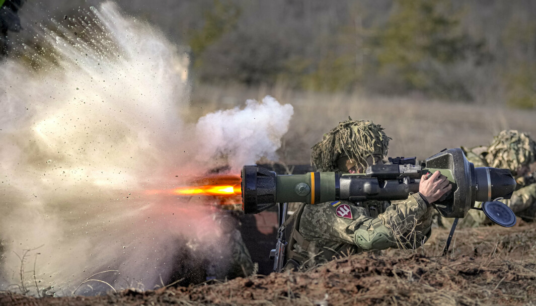 En ukrainsk militær avfyrer et panservernvåpen i Donbas-regionen i februar. Vestlige land sender nå store mengder våpen til Ukraina, der forsvarsbudsjettet i fjor ble redusert med 8 prosent til drøyt 53 milliarder kroner. Det utgjorde likevel 3,2 prosent av landets BNP.
