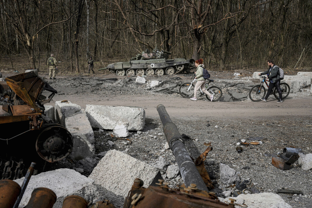 STRIDSVOGN: Den russiske invasjon har gått dårligere enn det Russland forventet, skriver kaptein Amund Osflaten. På bildet er innbyggere i den ukrainske byen Tsjernihiv. STRIDSVOGN: Den russiske invasjon har gått dårligere enn det Russland forventet, skriver kaptein Amund Osflaten. På bildet er innbyggere i den ukrainske byen Tsjernihiv.