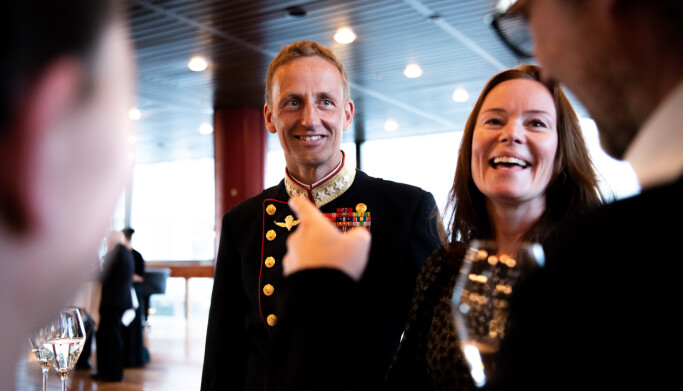 KONSERT: Sammen med kona, hadde forsvarssjefen tatt turen ned på Oslo konserthus, på sin første konsert med gardemusikken siden han ble sjef. KONSERT: Sammen med kona, hadde forsvarssjefen tatt turen ned på Oslo konserthus, på sin første konsert med gardemusikken siden han ble sjef.