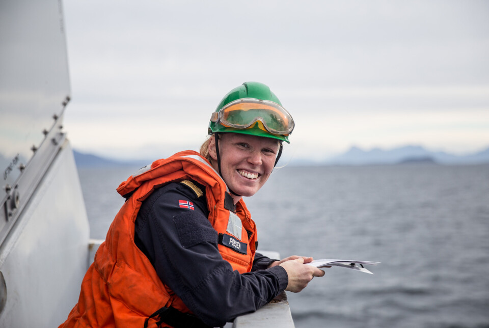ARBEIDSUNIFORM: Julie Fossem sverger til arbeidsuniformen og feltstøvler, men har lært seg å skifte til penere antrekk i en fei.