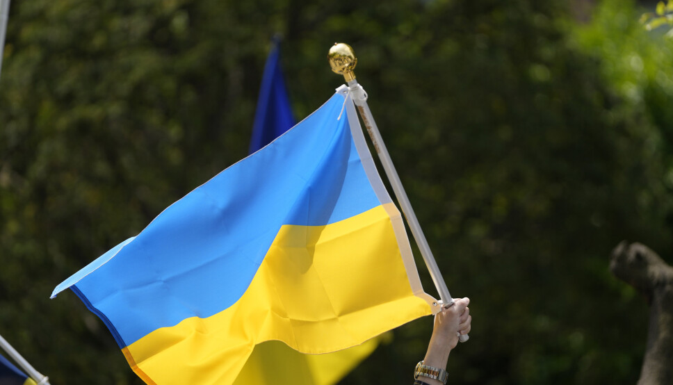 FLAGG: Det har gått rykter om at det ukrainske flagget som vaiet over bygningen, skulle være tatt ned, men ordføreren sier at flagget fortsatt var på plass da han forlot bygningen. Bildet er tatt i en annen anledning.