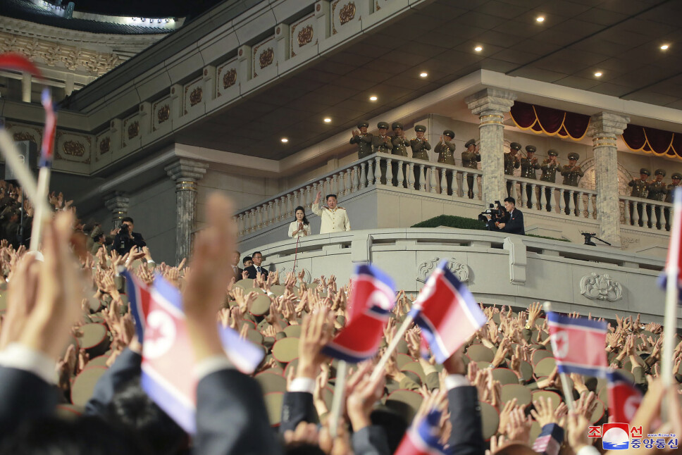 PARADE: Kim Jong-un og hans kone Ri Sol-ju hilser på jublende nordkoreanere under militærparaden i Pyongyang.