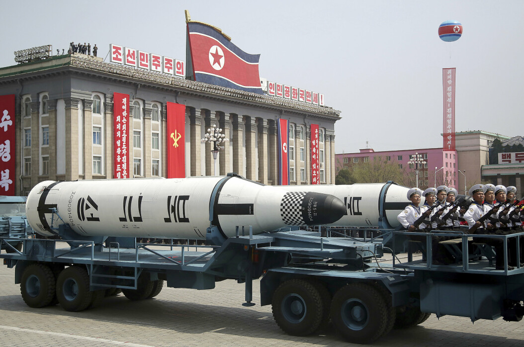 VÅPEN: Langtrekkende nordkoreanske raketter under en militærparade i 2017.