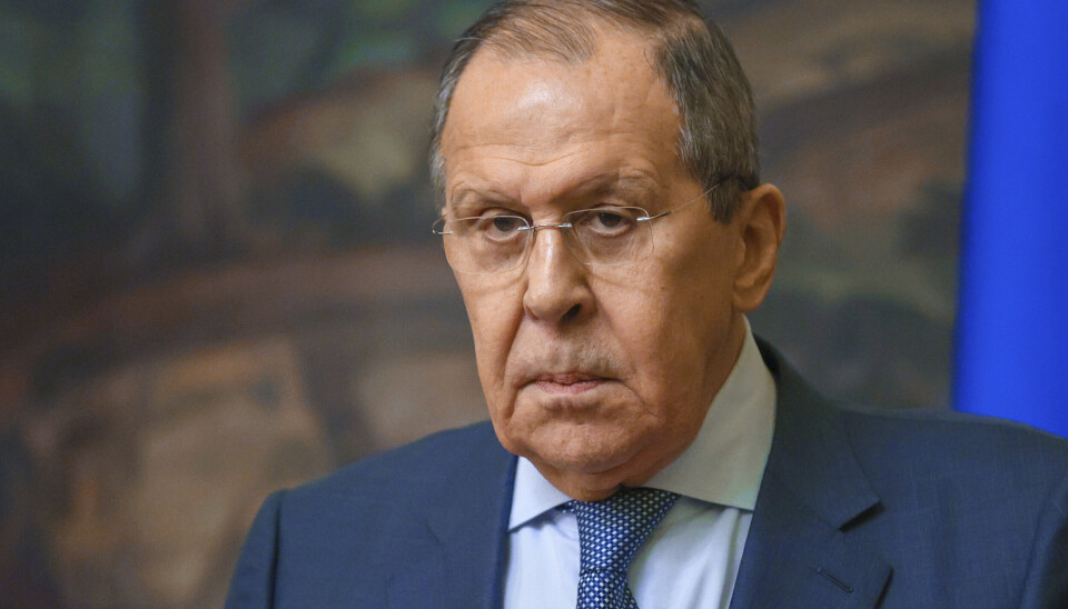 ADVARER: Russlands utenriksminister Sergej Lavrov sa mandag at fredssamtalene med Ukraina vil fortsette, men at han tror det er en reell fare for en tredje verdenskrig.