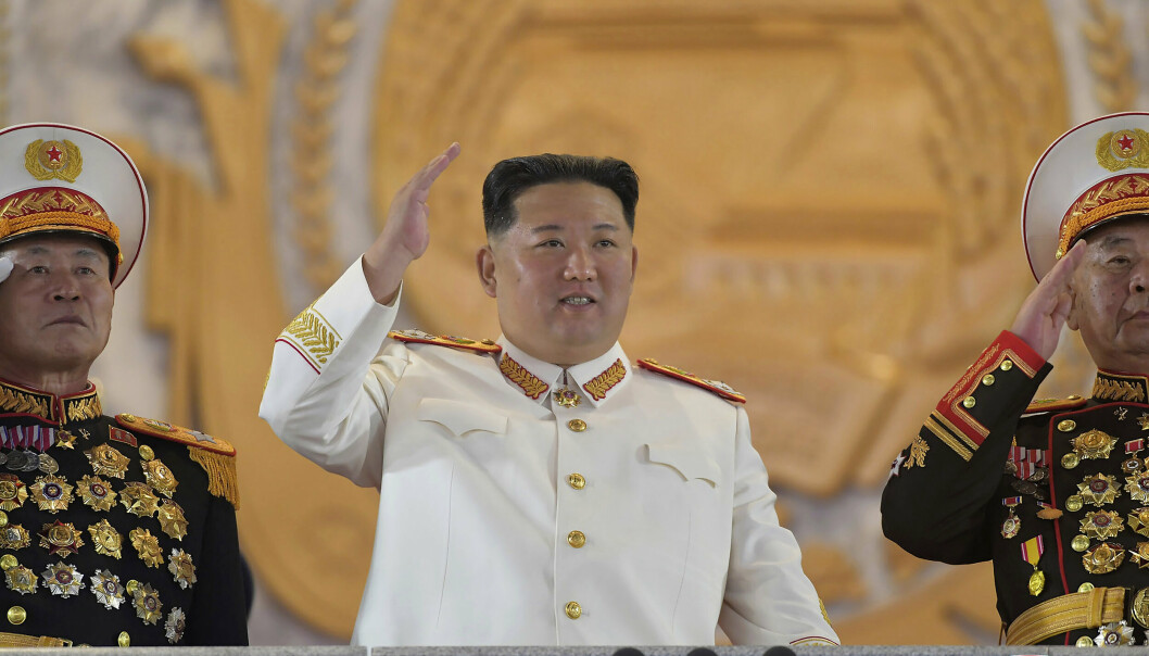 Nord-Koreas leder Kim Jong-un, flankert av militære ledere, under militærparaden i Pyongyang tirsdag.