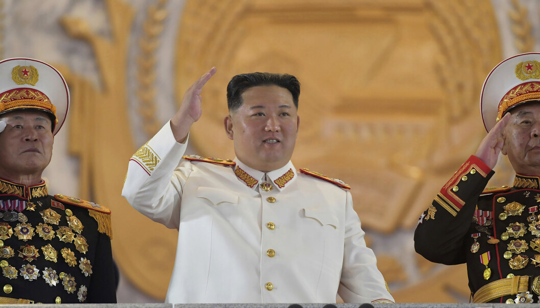 Nord-Koreas leder Kim Jong-un, flankert av militære ledere, under militærparaden i Pyongyang tirsdag. Nord-Koreas leder Kim Jong-un, flankert av militære ledere, under militærparaden i Pyongyang tirsdag.