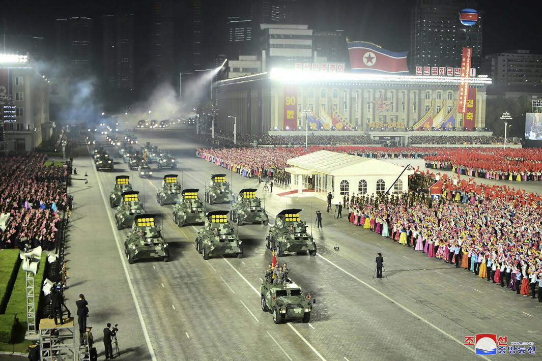 MILITÆR: Innbyggerne ser på den militæret paraden med ulike kjøretøy og soldater.