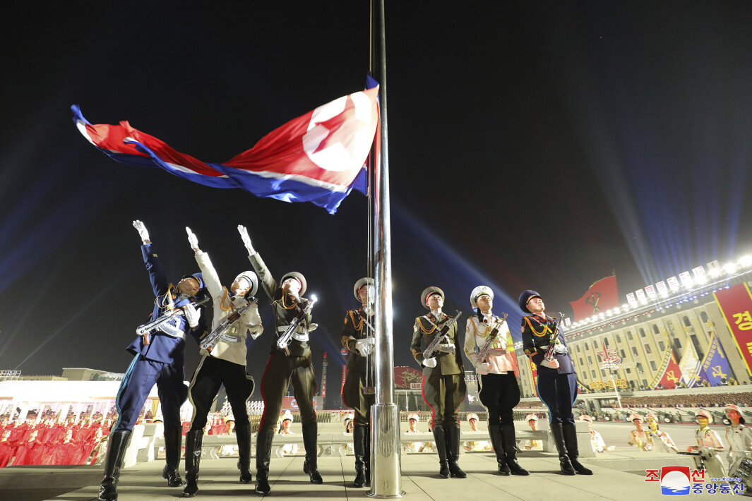 FLAGGET: Det nordkoreanske flagget heises. FLAGGET: Det nordkoreanske flagget heises.