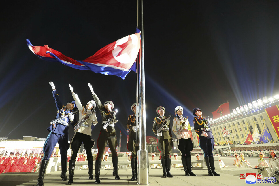 FLAGGET: Det nordkoreanske flagget heises.