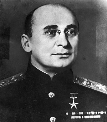 REDD: Spion-sjef Lavrentia Beria turte ikke fortelle Stalin sannheten. REDD: Spion-sjef Lavrentia Beria turte ikke fortelle Stalin sannheten.