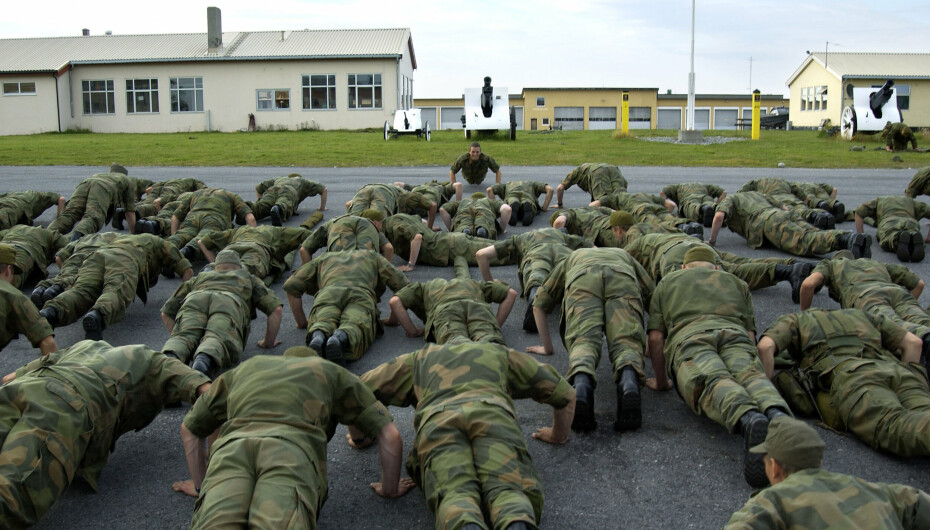 IDRETT OG KOSTHOLD: Det legges vekt på en sunn holdning i Forsvaret, som innebærer aktivitet og riktig kosthold. Dette bilde er fra 2002, der rekrutter trener ved garnisonen i Syd Varanger.
