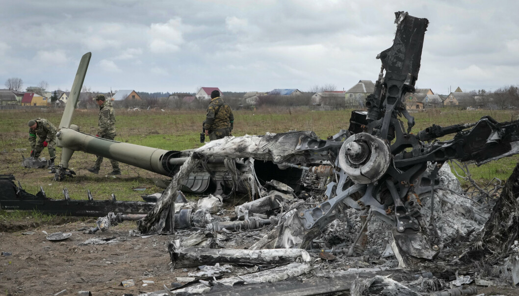 HELIKOPTER: Amerikanske etterretningsopplysninger som ble delt med Ukraina utgjorde en forskjell blant annet i forsvaret av Hostomel-flyplassen, opplyser kilder til NBC. Bildet viser ukrainske mineryddere som leter etter eksplosiver ved et ødelagt russiske helikopter på stedet.
