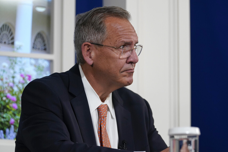 MANGLER: Direktør i selskapet Raytheon Technologies, Greg Hayes, sier luftvernraketten Stinger ikke har blitt produsert på 18 år. På bildet er Hayes i et møte med president Joe Biden, den 6. oktober 2021.