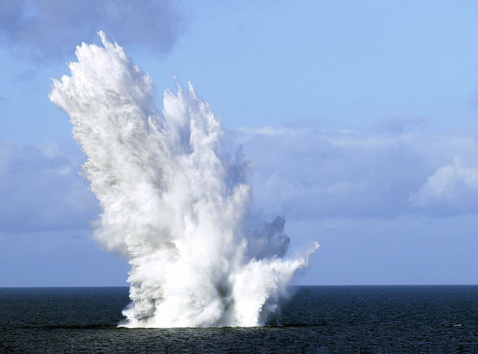 SJØMINE: Slik kan det se ut når en sjømine detoneres. Bildet er tatt i forbindelse med en detonasjon i 2009.