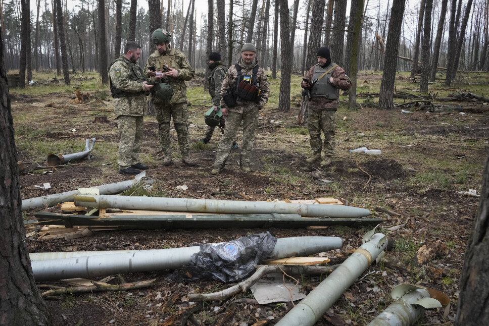 RAKETTER: Ukrainske soldater undersøker russiske raketter etter kamper ved landsbyen Berezivka torsdag i forrige uke.