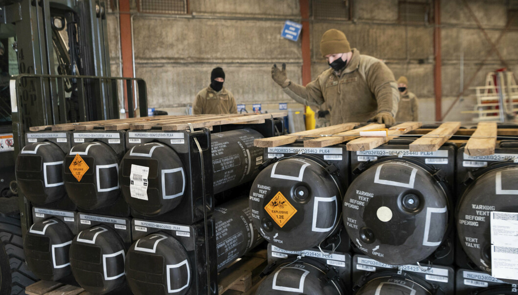 VÅPEN: Ammunisjon, våpen og annet utstyr som skal sendes til Ukraina, gjøres i stand ved en militærbase i Delaware i USA i januar. Bildet er distribuert av det amerikanske luftforsvaret.