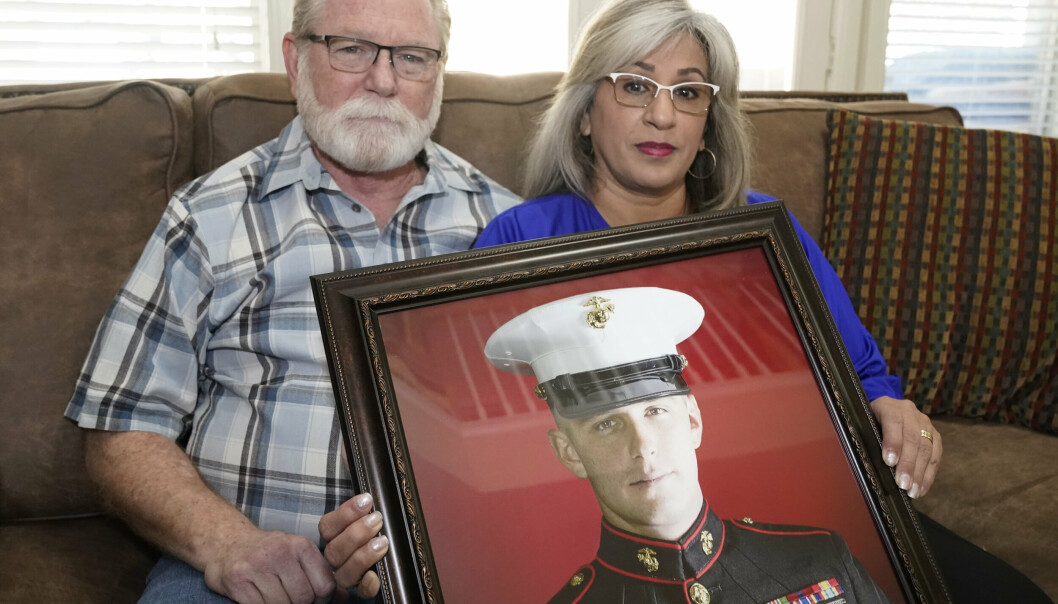 LØSLATT: Foreldrene til ekssoldaten Trevor Reed viser fram et bilde av sønnen som nå er løslatt.