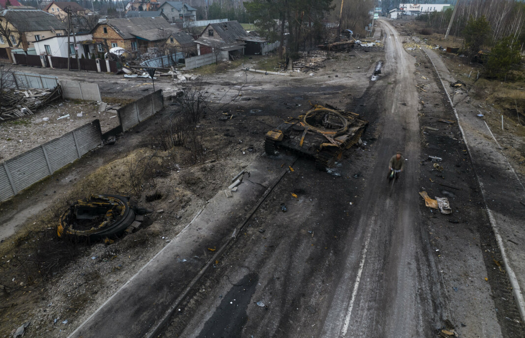 STORE ØDELEGGELSER: Oleksandr (81) sykler gjennom et ødelagt Kyiv.