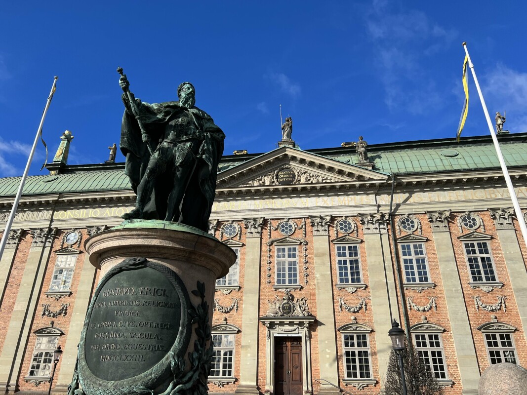 MARINEKONGEN: Legenden Gustaf I Vasa er den svenske marinens far. Her troner han foran Riddarhuset i Stockholm, formet i metall fra nedsmeltede kanoner Carl XII hadde rappet med seg etter seire.