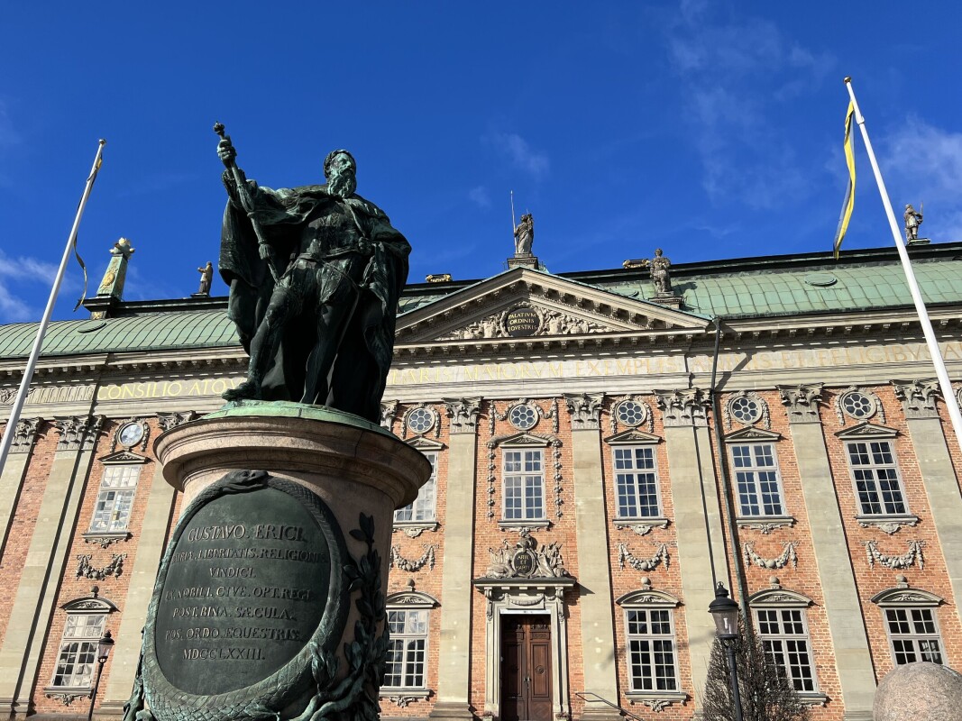 MARINEKONGEN: Legenden Gustaf I Vasa er den svenske marinens far. Her troner han foran Riddarhuset i Stockholm, formet i metall fra nedsmeltede kanoner Carl XII hadde rappet med seg etter seire. MARINEKONGEN: Legenden Gustaf I Vasa er den svenske marinens far. Her troner han foran Riddarhuset i Stockholm, formet i metall fra nedsmeltede kanoner Carl XII hadde rappet med seg etter seire.