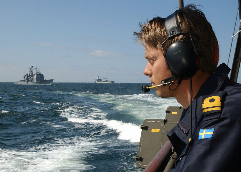 ØVELSE: En svensk soldat holder øye med en amerikansk krysser under en øvelse i Østersjøen i 2003.)