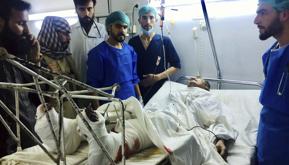 SÅRET: En såret mann får behandling på sykehus etter bombeangrepet i Mazar-e-Sharif i Afghanistan torsdag. Den ytterliggående islamistgruppa IS har tatt på seg ansvaret for angrepet, der minst ni personer ble drept.