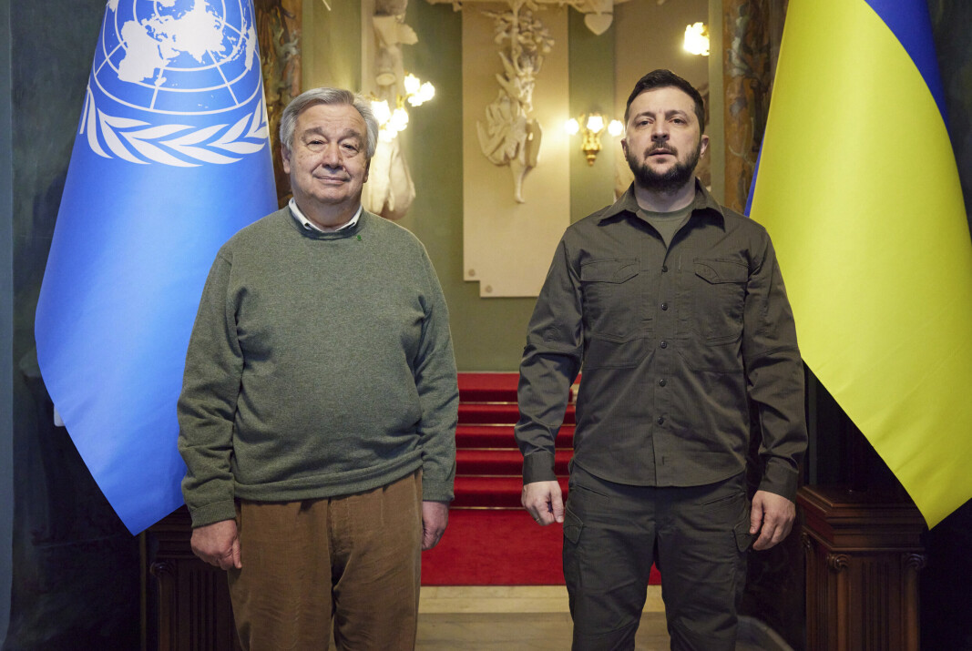 OPPFORDRER STANS: FNs generalsekretær António Guterres (til venstre) oppfordrer nok en gang om stans av krigshandlingene i Ukraina. Her er han fotografert med Ukrainas president Volodymyr Zelenskyj under et møte i Kyiv 28.april 2022. OPPFORDRER STANS: FNs generalsekretær António Guterres (til venstre) oppfordrer nok en gang om stans av krigshandlingene i Ukraina. Her er han fotografert med Ukrainas president Volodymyr Zelenskyj under et møte i Kyiv 28.april 2022.