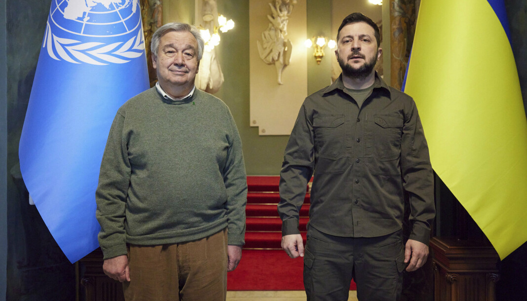 BESØK: Eksplosjonene rystet Kyiv kort tid etter at António Guterres (t.v.) hadde møtt pressen sammen Ukrainas president Volodymyr Zelenskyj.