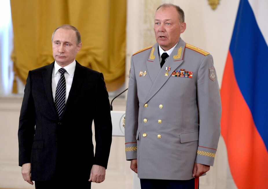 SEREMONI: President Vladimir Putin og Aleksandr Dvornikov på en seremoni i Moscow, den 17. mars 2016.