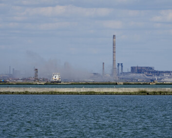 Kommandør: Sivile strømmer til det beleirede stålverket i Mariupol