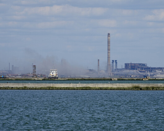 Kommandør: Sivile strømmer til det beleirede stålverket i Mariupol