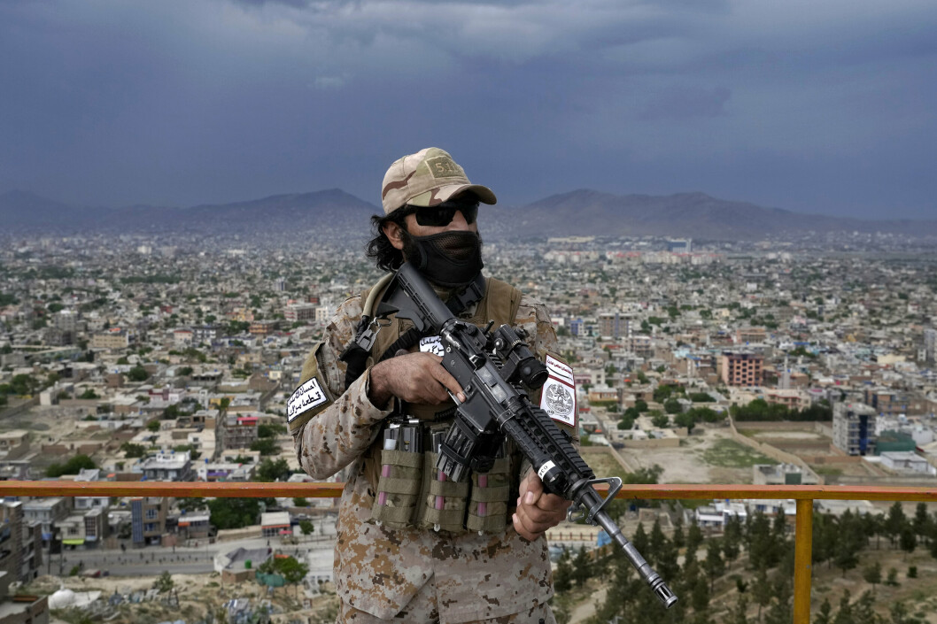 ETTERLOT VÅPEN: Taliban-soldater er i dag til forveksling kledd og væpnet som amerikanske soldater i Afghanistan, der USA etterlot seg store mengder våpen og militært materiell.