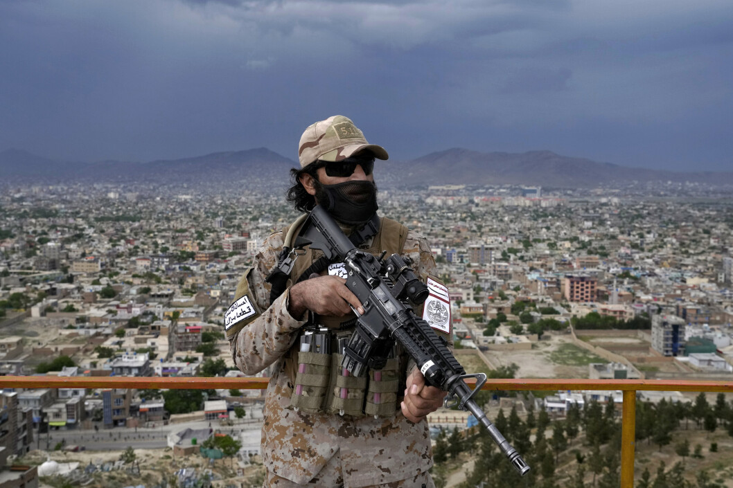 ETTERLOT VÅPEN: Taliban-soldater er i dag til forveksling kledd og væpnet som amerikanske soldater i Afghanistan, der USA etterlot seg store mengder våpen og militært materiell. ETTERLOT VÅPEN: Taliban-soldater er i dag til forveksling kledd og væpnet som amerikanske soldater i Afghanistan, der USA etterlot seg store mengder våpen og militært materiell.