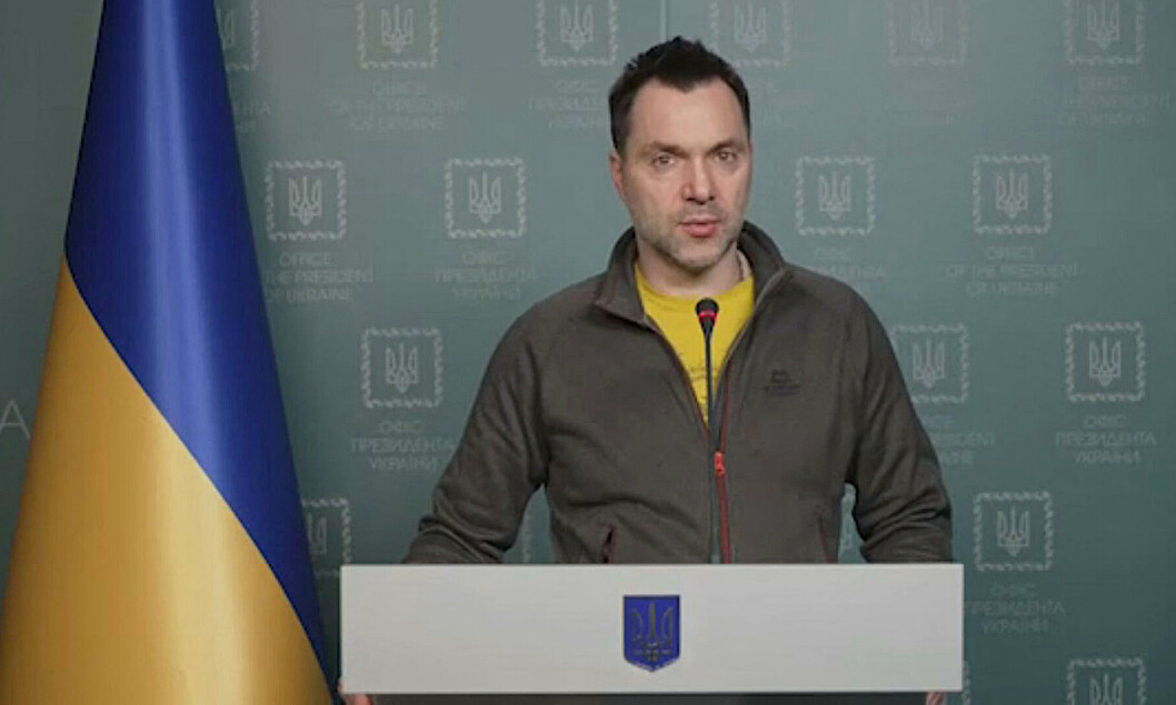 RÅDGIVER: Ukrainas president Volodymyr Zelenskyjs rådgiver Oleksij Arestovytsj under en pressekonferanse i Kyiv 4. april.