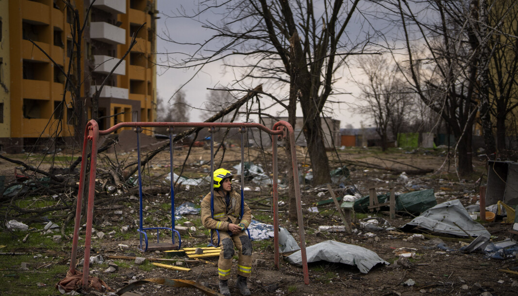 BOMBET: En brannmann sitter på en huske ved siden av en bygning som ble ødelagt av en russisk bombe i Tsjernihiv 22. april. BOMBET: En brannmann sitter på en huske ved siden av en bygning som ble ødelagt av en russisk bombe i Tsjernihiv 22. april.