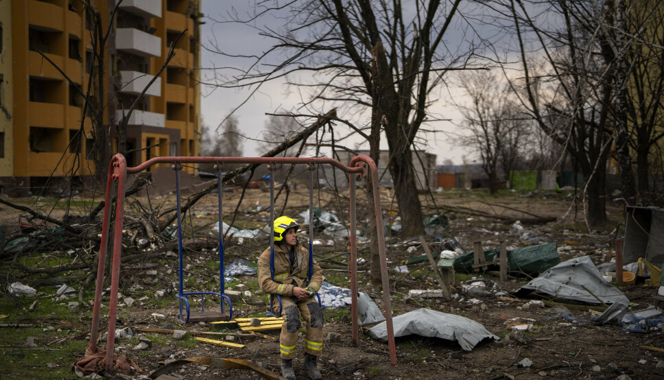 BOMBET: En brannmann sitter på en huske ved siden av en bygning som ble ødelagt av en russisk bombe i Tsjernihiv 22. april.