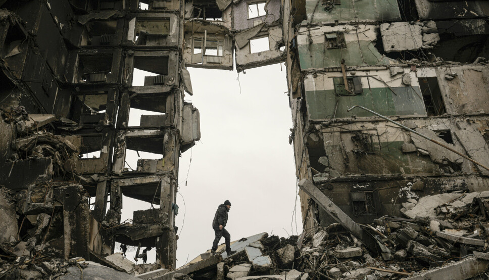 ØDELEGGELSER: En ødelagt boligblokk i Kyiv-forstaden Borodjanka. Ukraina har stort behov for gravemaskiner og annet tungt utstyr i det omfattende opprydningsarbeidet som følge av krigen.