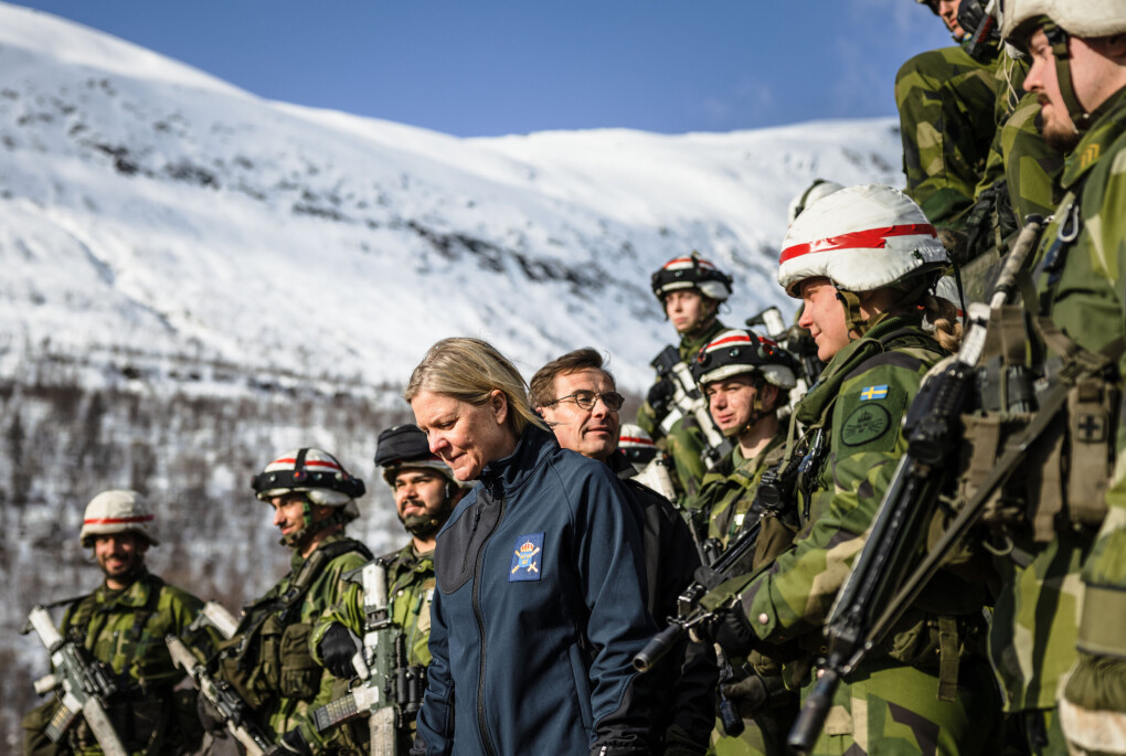 PÅ BEØSK: Sveriges statsminister Magdalena Andersson og partileder i Moderaterna Ulf Kristersson besøkte svenske styrker under militærøvelsen Cold Response. PÅ BEØSK: Sveriges statsminister Magdalena Andersson og partileder i Moderaterna Ulf Kristersson besøkte svenske styrker under militærøvelsen Cold Response.