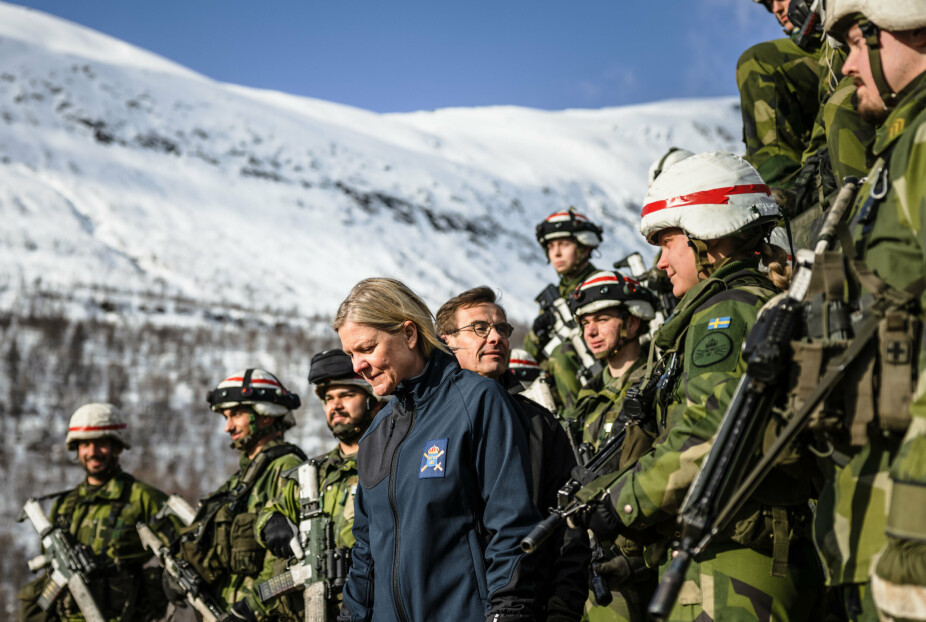 PÅ BEØSK: Sveriges statsminister Magdalena Andersson og partileder i Moderaterna Ulf Kristersson besøkte svenske styrker under militærøvelsen Cold Response.
