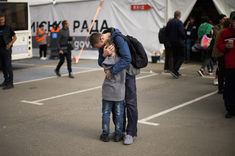 GJENSYN: Far og sønn Andrii og Makar Fedorov gjenforenes på et mottakssenter for internt fordrevne i Zaporizhzhia, Ukraina. De har flyktet fra Mariupol.