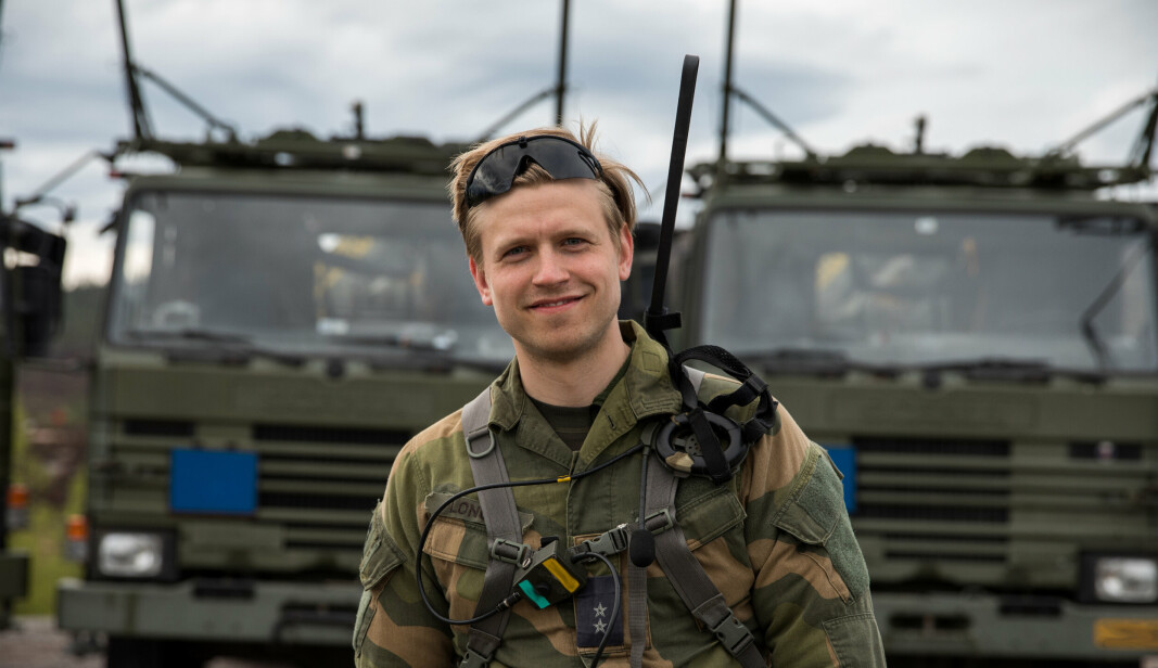 PÅ ØVELSE: Løytnant Sigurd Longva på øvelse da han jobbet i Luftvernbataljonen.