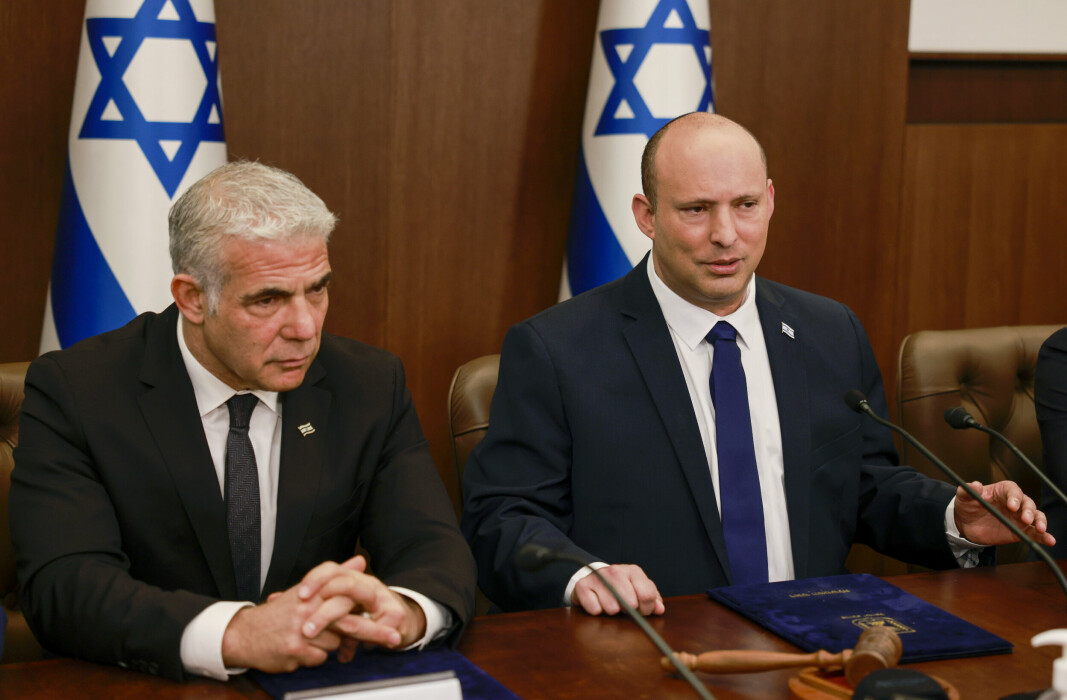 REAGERER: Israels statsminister Naftali Bennett (t.h.) med sin utenriksminister Yair Lapid under et møte i Jerusalem forrige uke. Nå reagerer de sterkt på uttalelser fra Moskva.