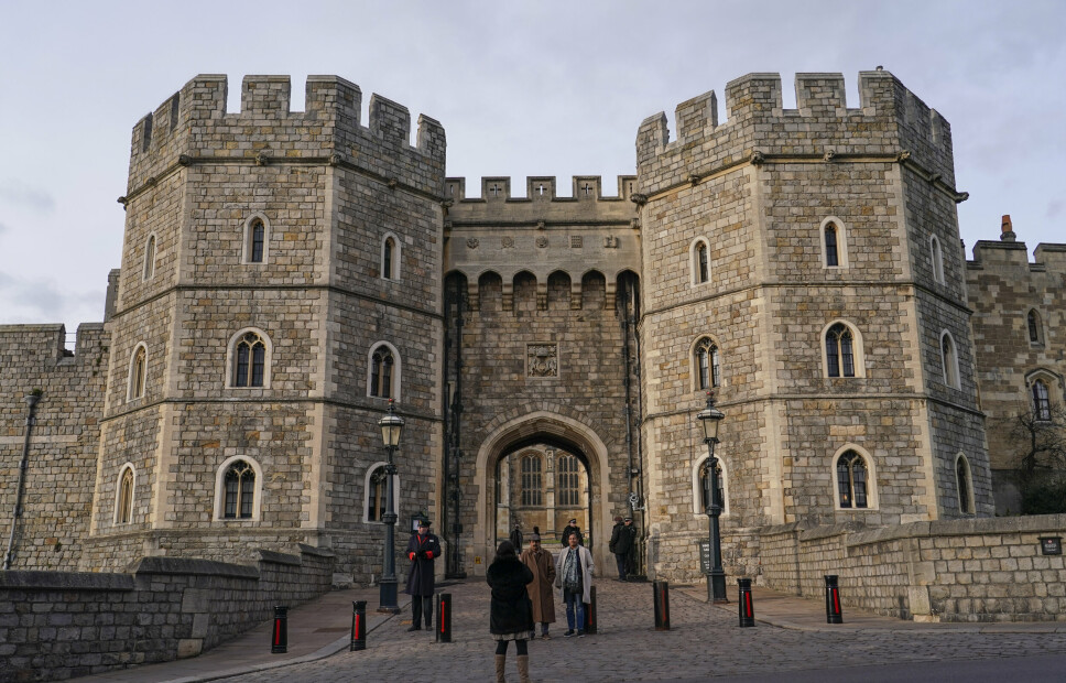 ETTERFORSKES: Turister poserer foran inngangen til Windsor Castle. Det britiske forsvaret melder at de har satt i gang etterforskning etter at en mann fikk tilbringe natten på kasernen til vaktmannskapet, ved å utgi seg for å være prest.