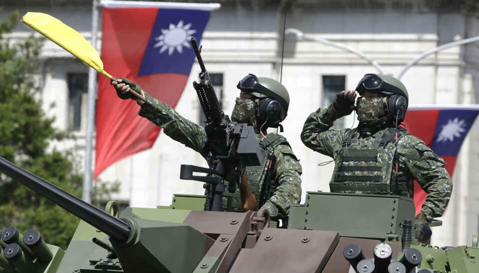 TAIWAN: Taiwanske soldater hilser under nasjonaldagen foran presidentens kontorbygg i Taipei. Bildet er tatt 10.oktober 2021.