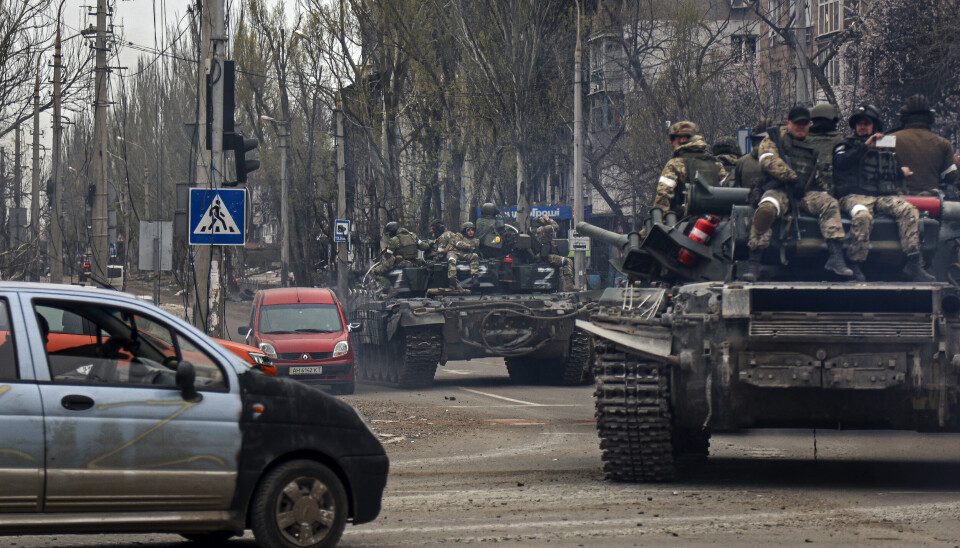 KJØRER I GATENE: Russiske stridsvogner langs en gate i et område kontrollert av russiske separatiststyrker i Mariupol, Ukraina 23. april.