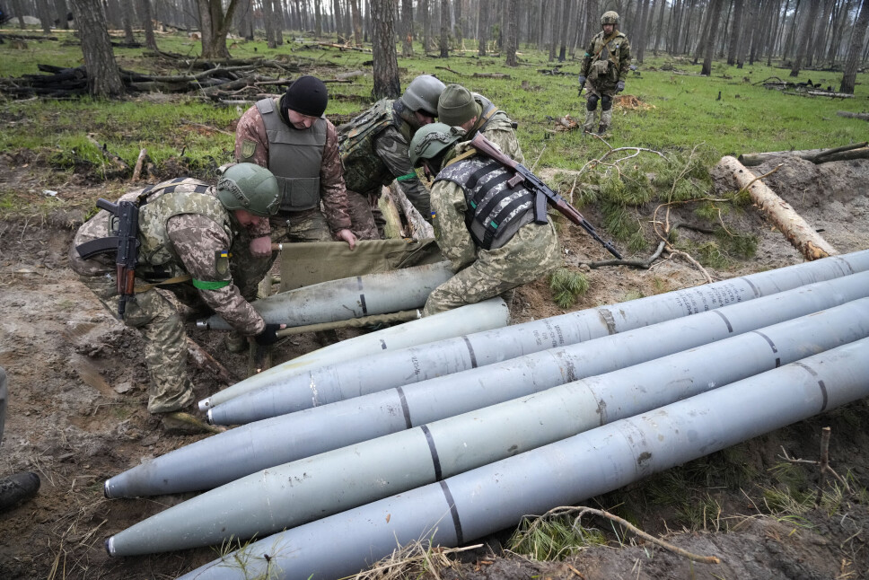 MISSILER: Ukrainske soldater undersøker etterlatte russiske missiler i landsbyen Berezvika 21. april.